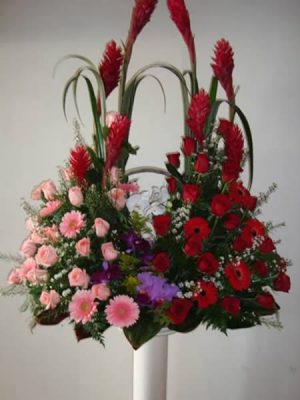 Arreglo jardinera ginger, rosas rojas y rosadas – Floristeria Cali