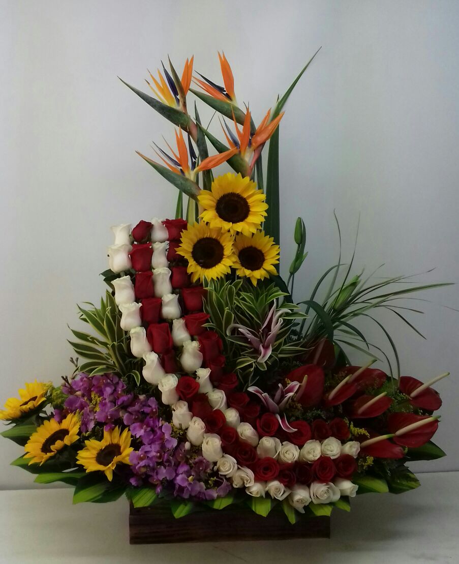 Bailarina rosas blanca y rosas rojas y orquídeas – Floristeria Cali