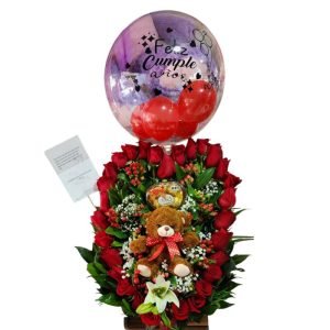 Arreglo en forma de corazón con peluche y globo personalizado