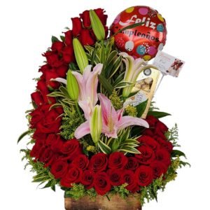 Arreglo de rosas rojas en L con lirios, chocolates y globo