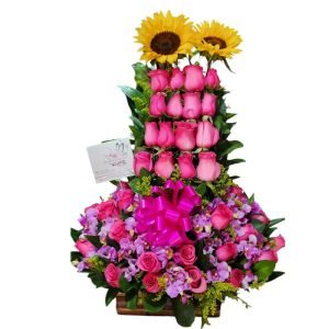 Arreglo en escalera con rosas fucsia y girasoles