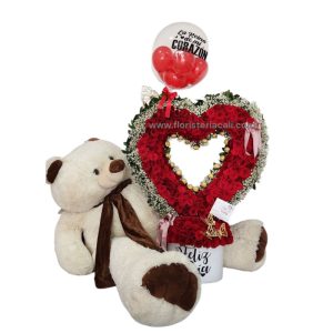 Arreglo en forma de corazón con rosas, chocolates, mariposas, globo personalizado, accesorios y peluche gigante, entrega rápida en Cali