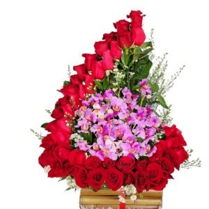 Arreglo media luna de rosas rojas y orquídea hawaiana