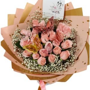 Buchón de 24 rosas con follaje perla y mariposas decorativas en papel coreano