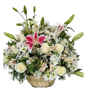 Canasta de rosas blancas y lirios