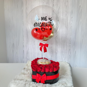 Corazón de rosas rojas con chocolates más globo personalizado.