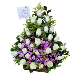 Triángulo de rosas blancas con orquídeas hawaianas