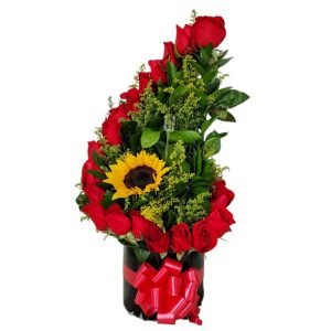Arreglo en cilindro en forma de L con rosas y girasol