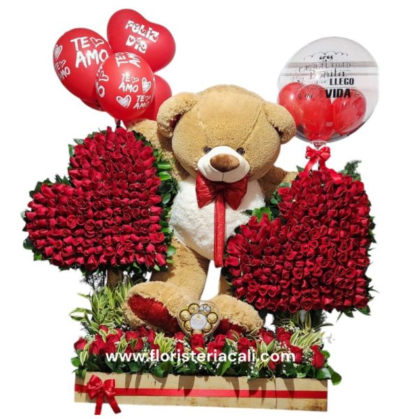 Arreglo especial de base de 160 cm x 140 cm con rosas rojas, peluche, corazones de rosas y globo burbuja personalizado, entrega rápida en Cali