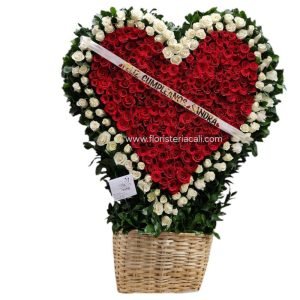 Corazón en canasta de 150 cm de alto con rosas rojas y blancas