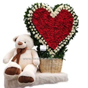 Arreglo especial en forma de corazón con oso peluche de 1 metro, ideal para la categoría Especiales y Amor