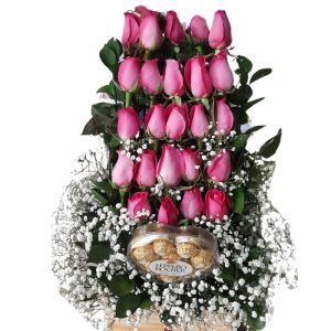 Arreglo floral en escalera con rosas fucsias, follaje perla y chocolates ferrero corazon