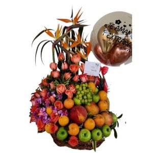 Arreglo floral frutero con aves del paraíso, rosas salmón, orquídea hawaiana, hojas de lino y globo burbuja personalizado