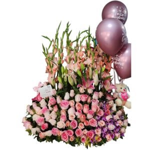 Arreglo floral jardinera con rosas surtidas, orquídeas hawaianas, lirios, gladiolos, globos y peluche