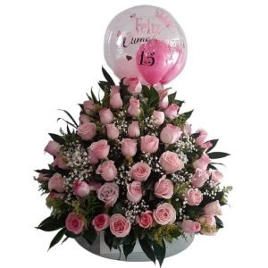 Arreglo floral semiredondo con rosas rosadas, follaje perla y globo burbuja personalizado