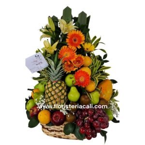 Arreglo frutero en canasta con lirios, gerberas y follajes verdes
