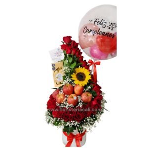 Arreglo frutero con rosas rojas, girasol, globo burbuja personalizado y chocolates Ferrero