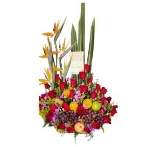 Arreglo frutero con rosas rojas, orquídea hawaiana, aves del paraíso y hojas de lino