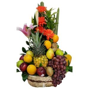 Arreglo frutero en canasta con gerberas y lirios