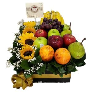 Arreglo frutero en canasta con girasoles y follaje perla