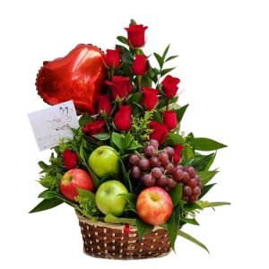 Canasta con frutas, rosas rojas,  y globo metalizado