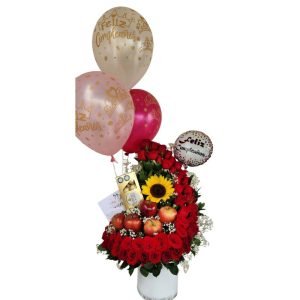 Arreglo frutero en media luna con rosas rojas, girasol, chocolates, globo metalizado y globos con helio