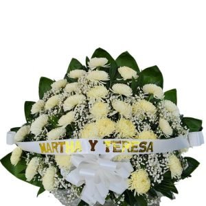 Arreglo fúnebre abanico con crisantemos y follaje perla