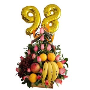 Arreglo frutero en triángulo con rosas rosadas y globo metalizado