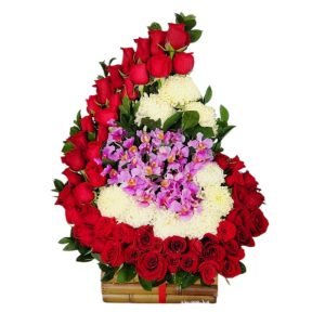 Arreglo en media luna con rosas rojas, orquídeas y crisantemo blanco