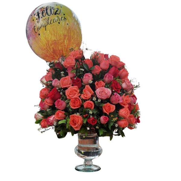 Arreglo floral redondo en cristal con 150 rosas surtidas y globo personalizado