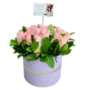 Arreglo en cilindro con rosas rosadas