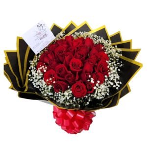 Buchón de 30 rosas rojas con follaje perla y papel coreano