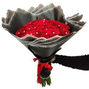 Buchón de 60 rosas rojas con decoración perlita y papel coreano