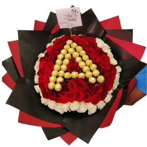 Buchón de rosas blancas y rosas rojas con chocolates