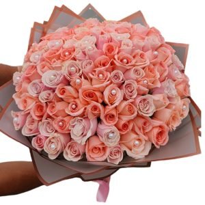 Buchón de 100 rosas surtidas con decoración en perlita y papel coreano