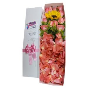 Caja de rosas salmón con girasol, ideal para nacimientos y celebraciones de 15 años