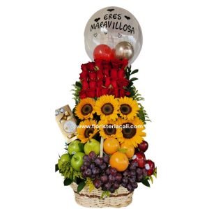 Canasta con frutas, rosas rojas, girasoles, chocolates Ferrero y globo burbuja personalizado