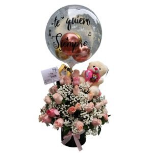 Cilindro de rosas rosadas con follaje perla, chocolates, peluche y globo burbuja personalizado