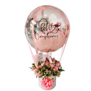 Cilindro de rosas rosadas con follaje y globo burbuja personalizado