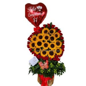 Arreglo en forma de corazón de 100 cm de alto x 70 cm de ancho con rosas rojas y girasoles