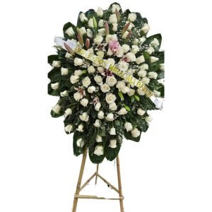 Corona fúnebre con rosas blancas, lirios y follaje