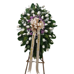 Corona fúnebre con rosas blancas, orquídeas hawaianas y follaje blanco