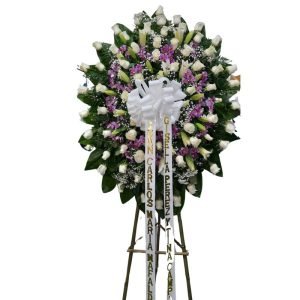 Corona fúnebre con rosas blancas, lirios, orquídeas hawaianas y perlas