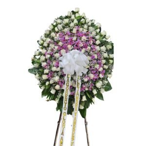 Corona fúnebre con rosas blancas, orquídeas hawaianas y follaje perla