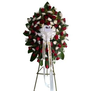 Corona fúnebre con rosas rojas y crisantemos blancos