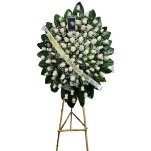 Corona fúnebre con rosas blancas y follaje tipo perla