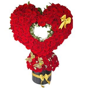 Arreglo especial en cubo corazón de 400 rosas rojas con decoración de mariposas
