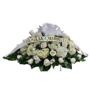 Cubre caja decorado con rosas blancas, hortensias y crisantemos frescos.