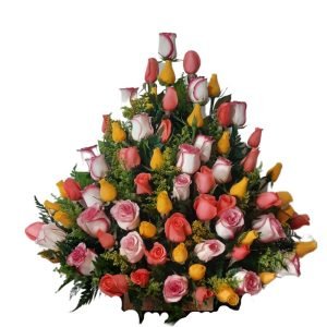 Arreglo floral en triángulo en rosas surtidas