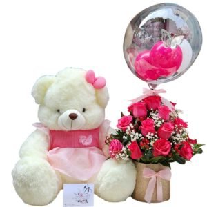 Cilindro con 24 rosas, follaje perla, cafeto, globo burbuja personalizado y oso peluche de 50 cm